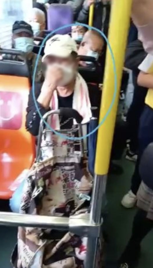 當時車上有不少乘客幫忙指責該名中年女人,被圍剿的她就立即在下一個站河田站急急腳落車。