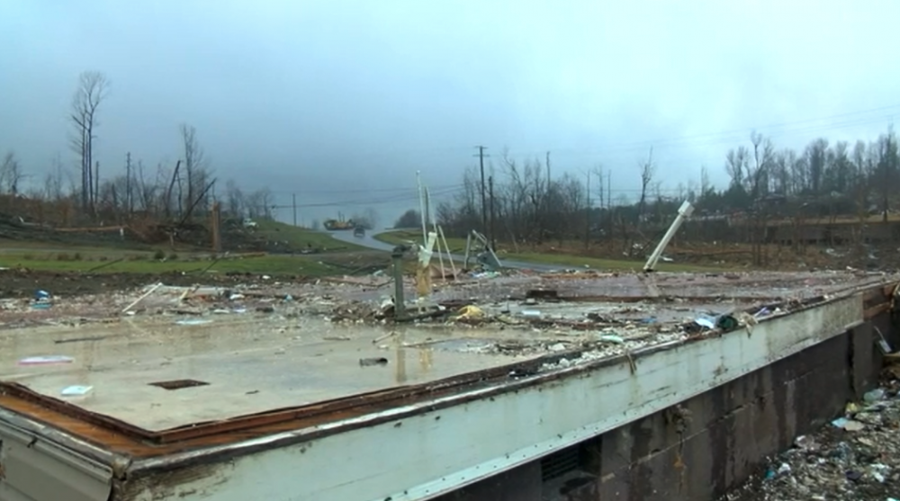 龍捲風將整個社區摧毀夷為平地。