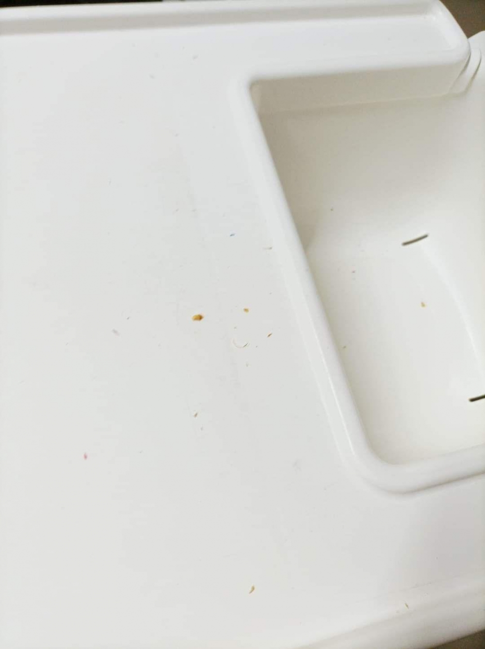 爸爸突將鉛筆碎塞進嘴裏。