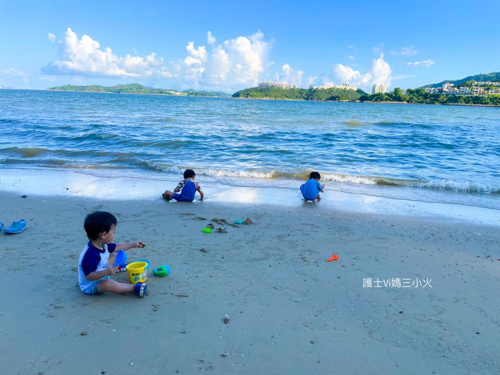 小朋友可以在沙灘玩沙戲水。