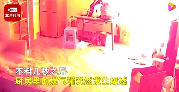 廚房突然發生大爆炸，現在火光紅紅。