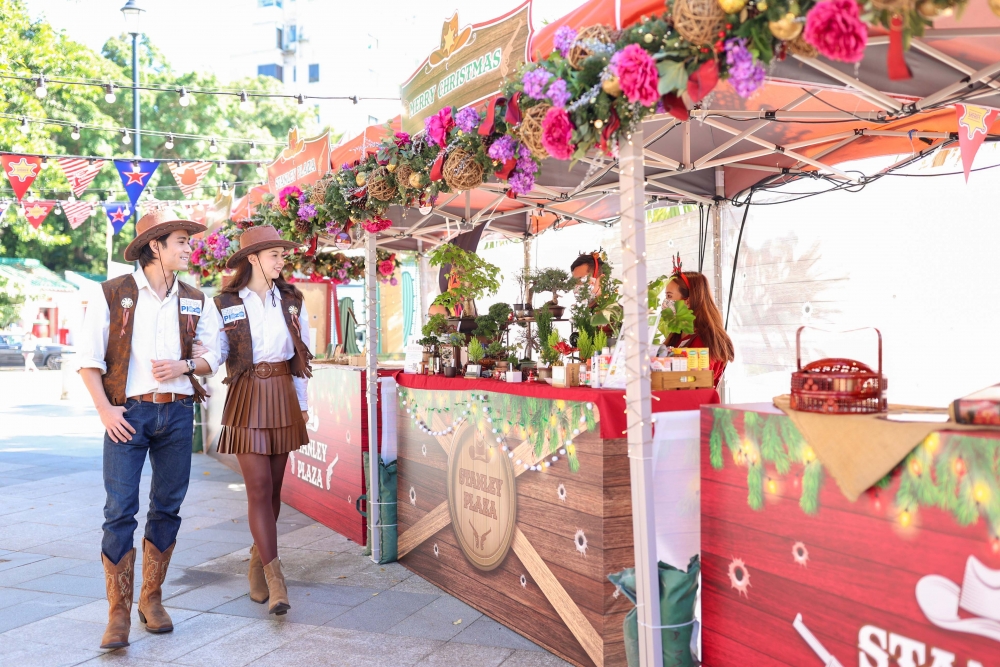 除了好吃的,還有各種聖誕精品攤位。