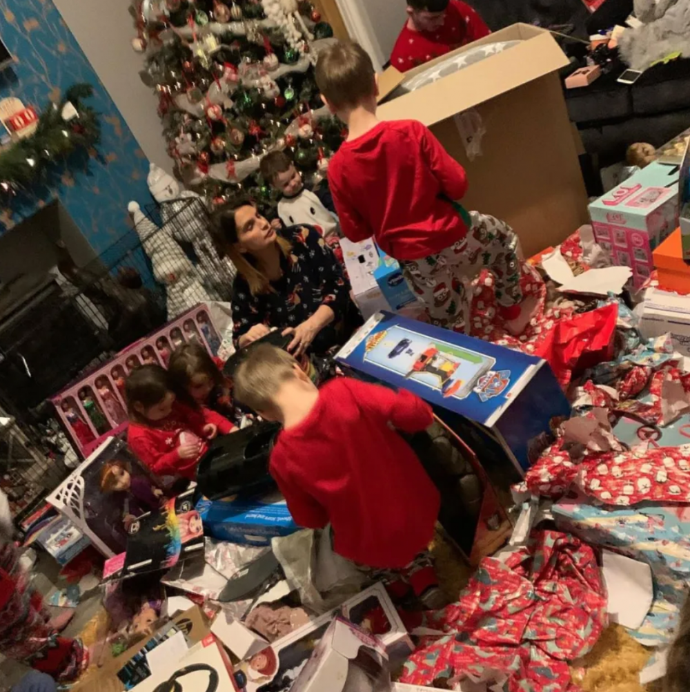 小朋友最期待的當然是聖誕禮物，他們最終足足預備了共300份大大小小的禮物。