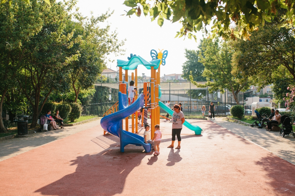 示意圖,案發時一群嬰幼兒在露天遊樂場玩耍,卻遭暴力對待。