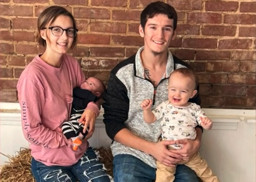 嬰兒的父母住在同一個群的另一邊,因此沒有受龍捲風影響。