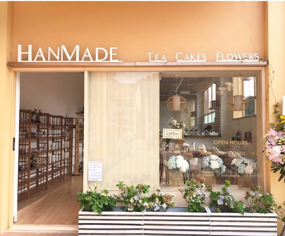 FB@HanMade Teahouse Cakes Flowers走日系無印風，環境舒適。