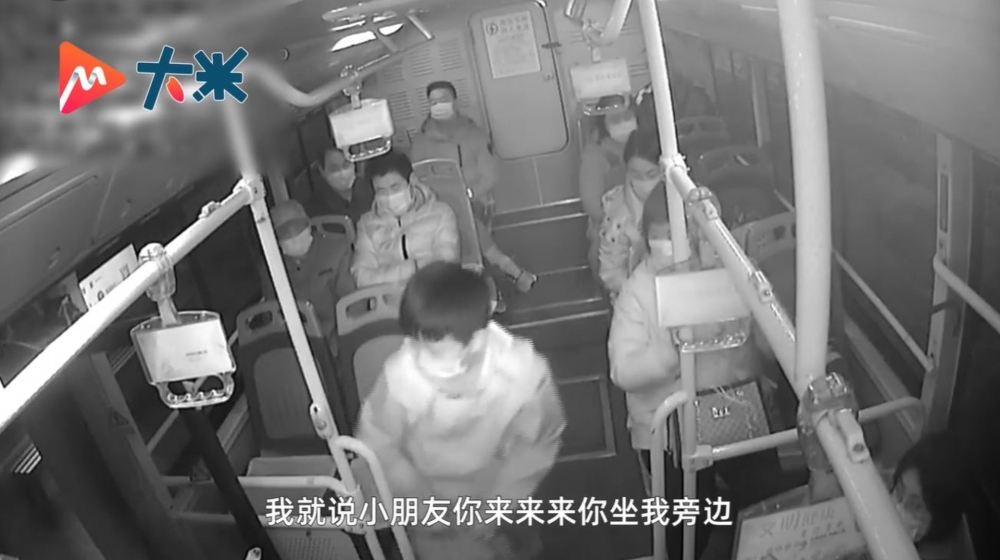 巴士司機著男童坐在她身後。