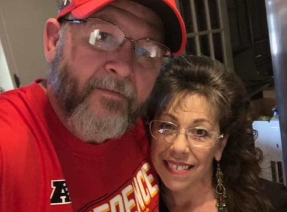 Laura 謊稱自己遭受家庭暴力,一對善心的夫婦因而免費收留她住在自己家。