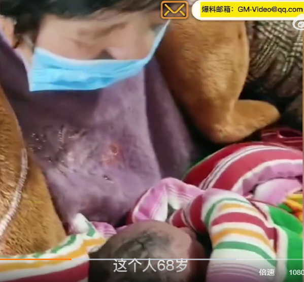 家屬抱着小女嬰。