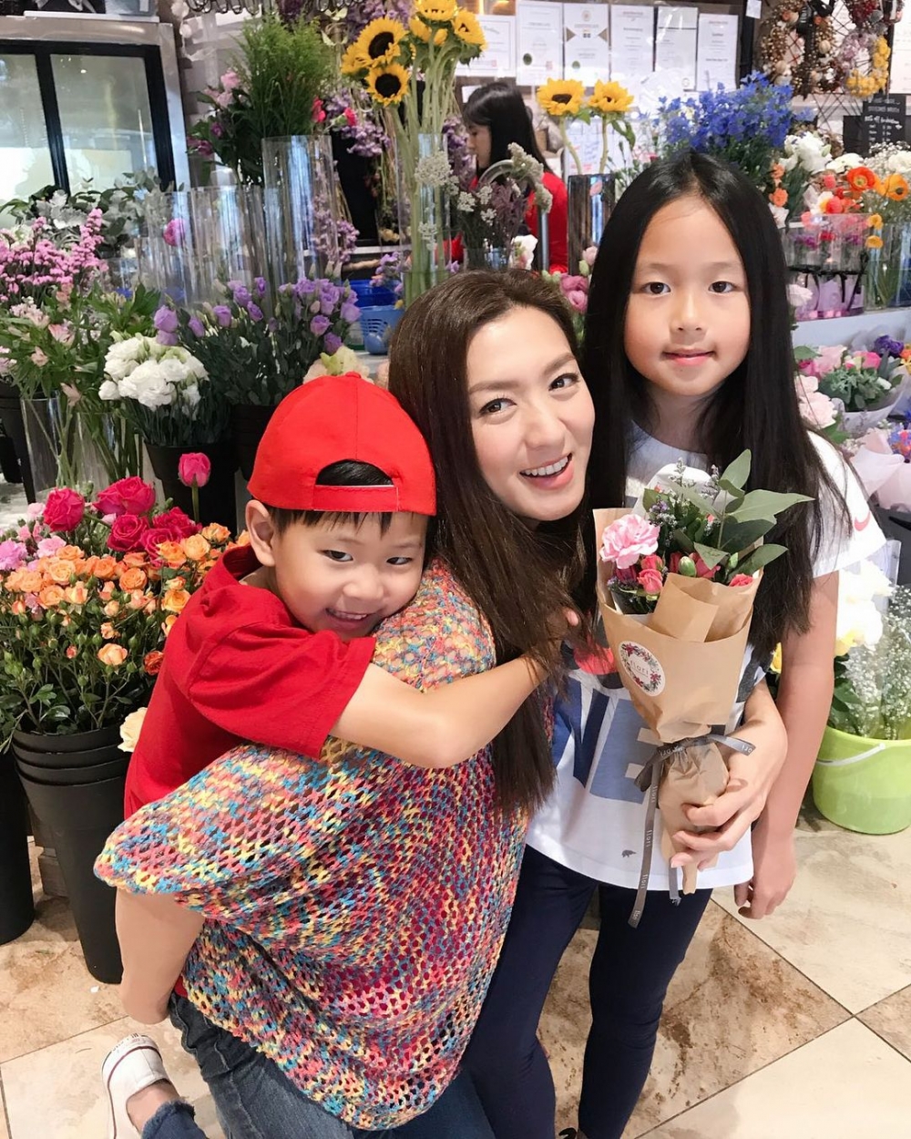 姚嘉妮曬出孩子為自己慶祝母親節的照片。