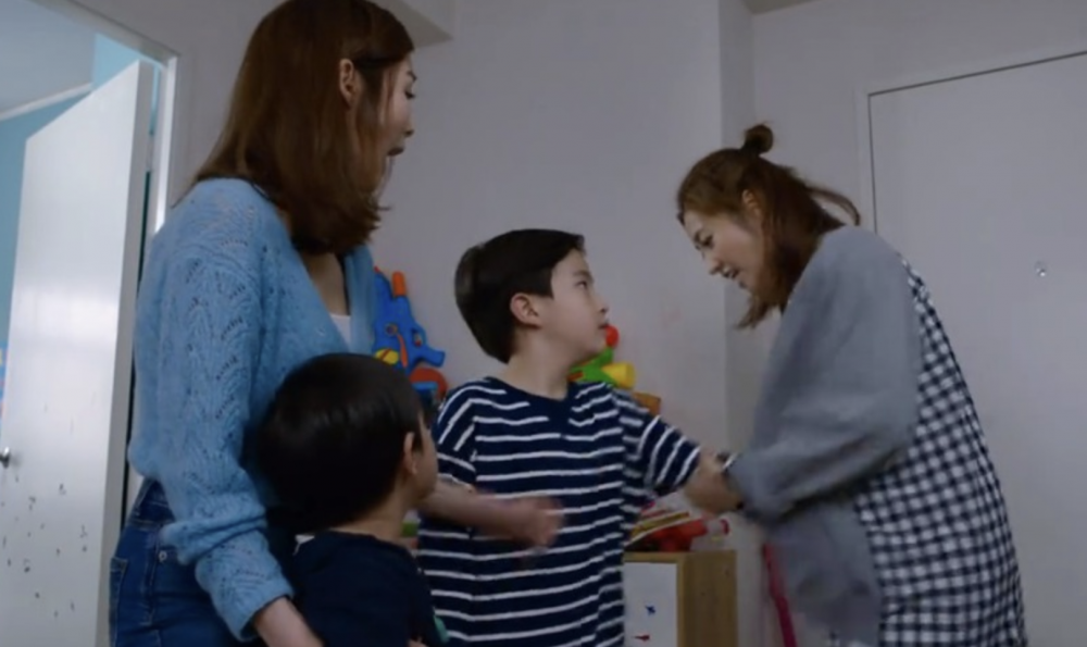 大嫂以子女本來由奶奶看顧為由，硬把孩子推給事主幫忙照顧。