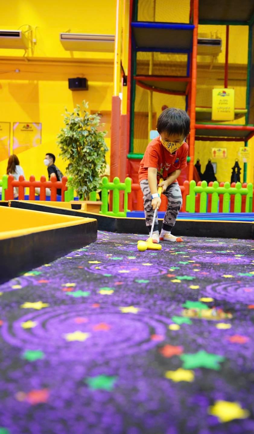 幼兒可玩迷你哥爾夫球。