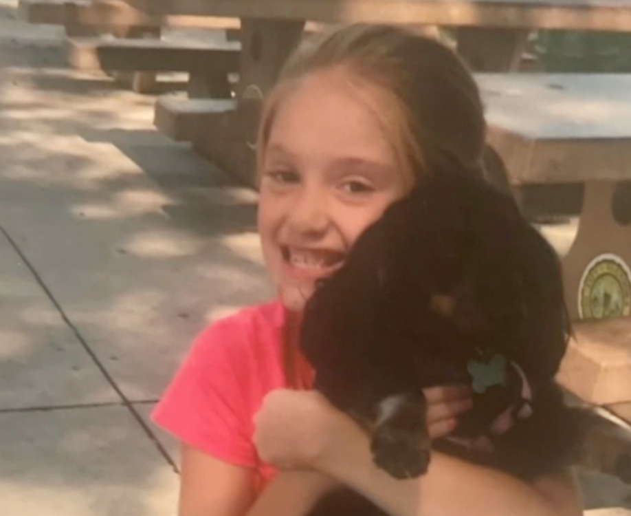 Loralie 在4歲的時候被生母棄養並入住寄養中心,年紀小小的她當時根本不知發生什麼事。