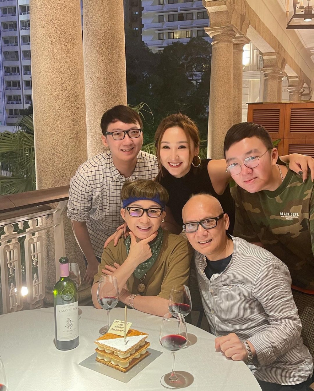 高海寧貼出和父親慶生合照。