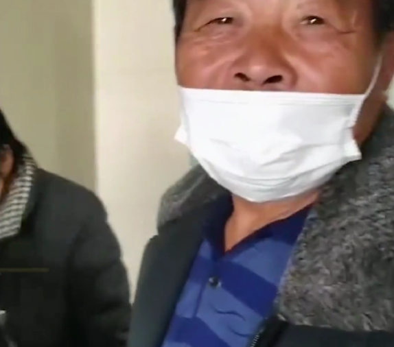 68歲的丈夫老來得女,一臉笑意。