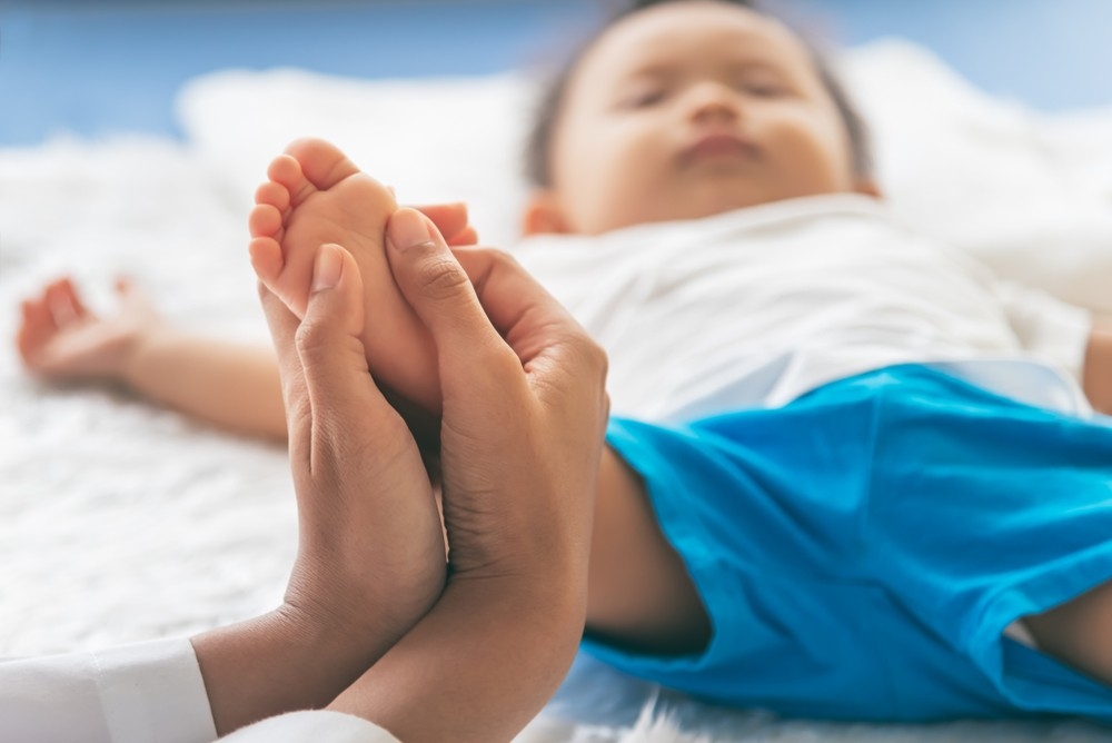 家長可幫小朋友按摩雙腳以暖和身體。