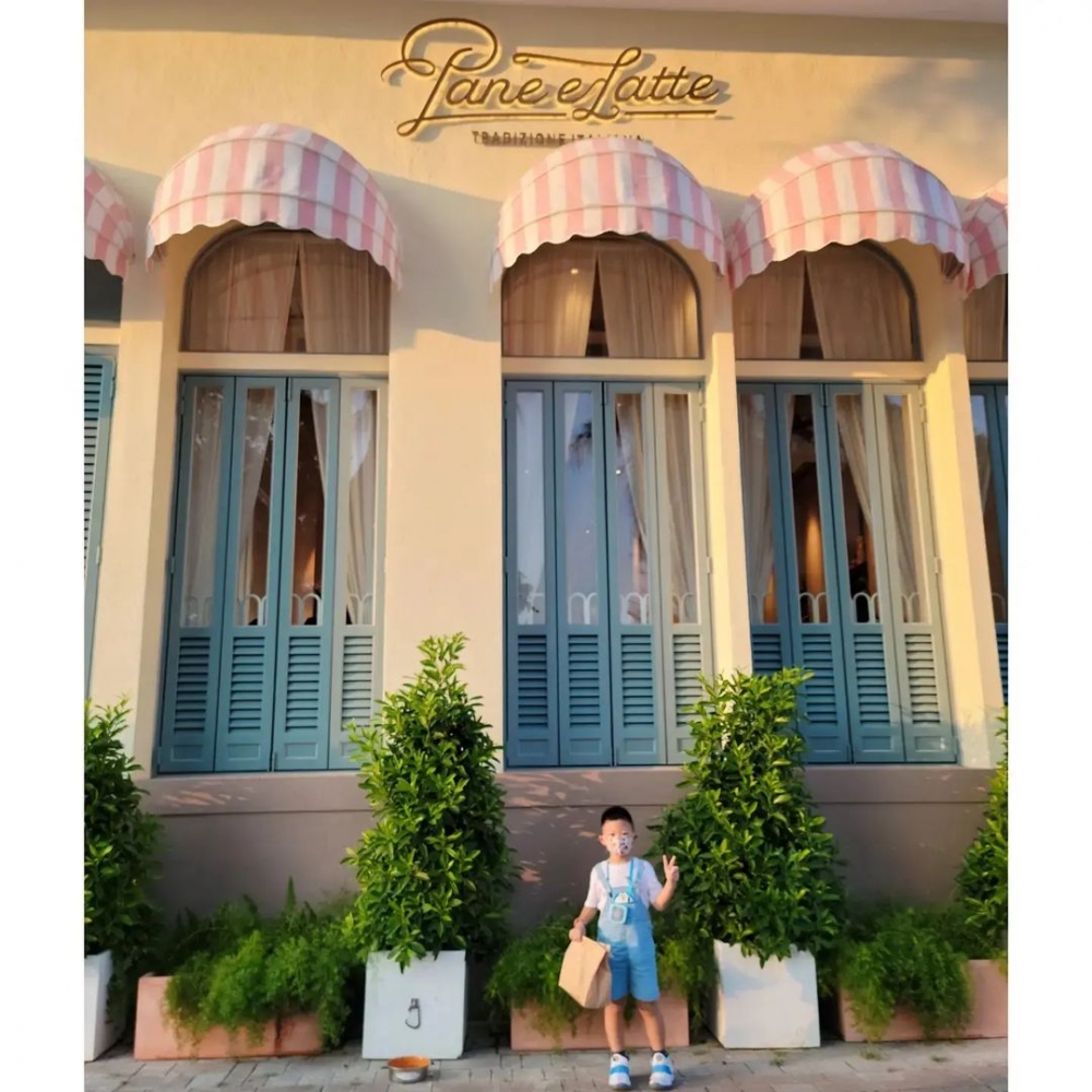 Pane E Latte 以一身歐陸風的粉色和奶黃色調吸引眼球。