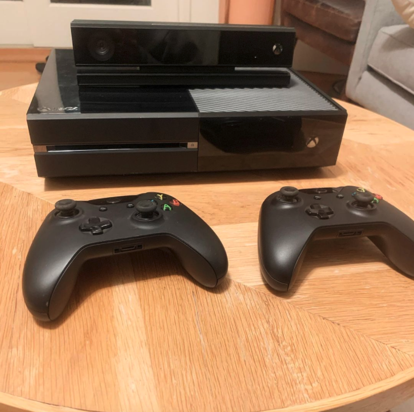 第7次 $320美元(約2497港元) Xbox One遊戲機(2隻遊戲及一對手掣)