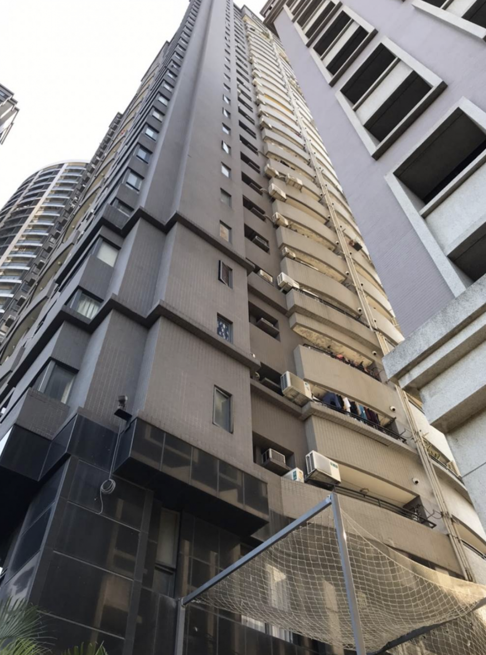 台中市南區東興路一棟社區大樓日前發生墮樓意外,一名年僅3歲的女童從大廈的32樓住所墜落。