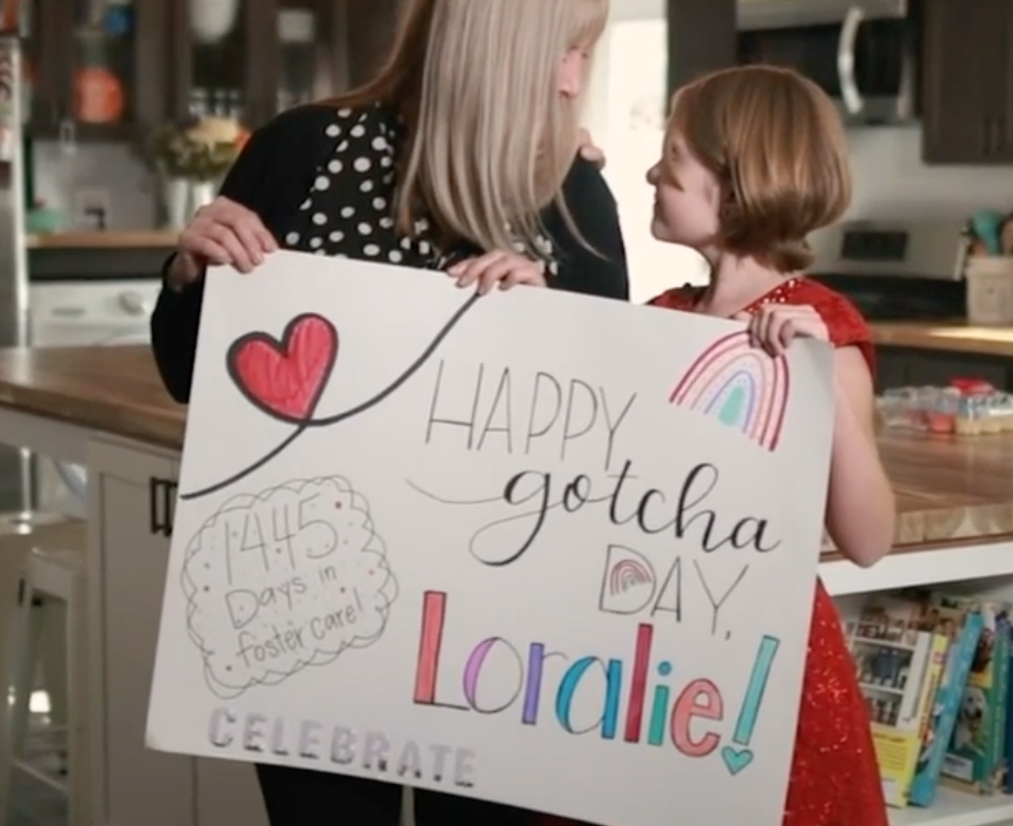 孩子很快就住進了 Zoe 的家,並在最近正式完成領養手續。