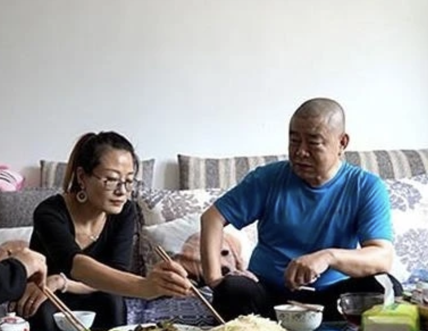 桂軍民癡情人夫的形象深入民心，而被爆出結識新歡後，不少人斥罵他為渣男。