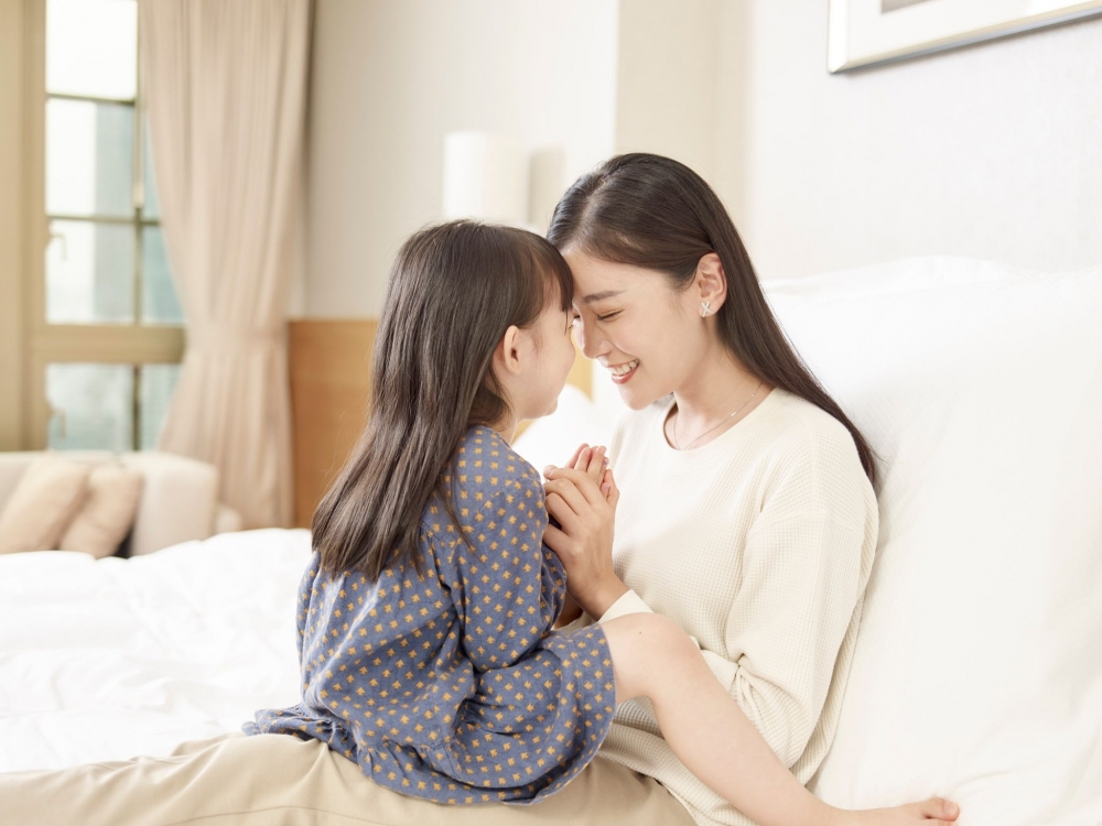 比起在孩子鬧脾氣時不問前因後果就說「不許哭」,更好的應對方法就是詢問他們「請問你為什麼不開心」?