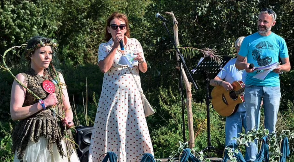 英國女子Kate Cunningham於3年前,跟郊野公園的接骨木樹結婚。