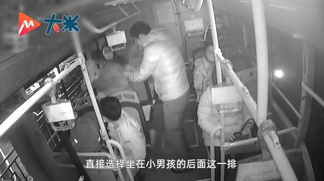 2名陌生男子尾隨男童上巴士,並坐在他的後面。