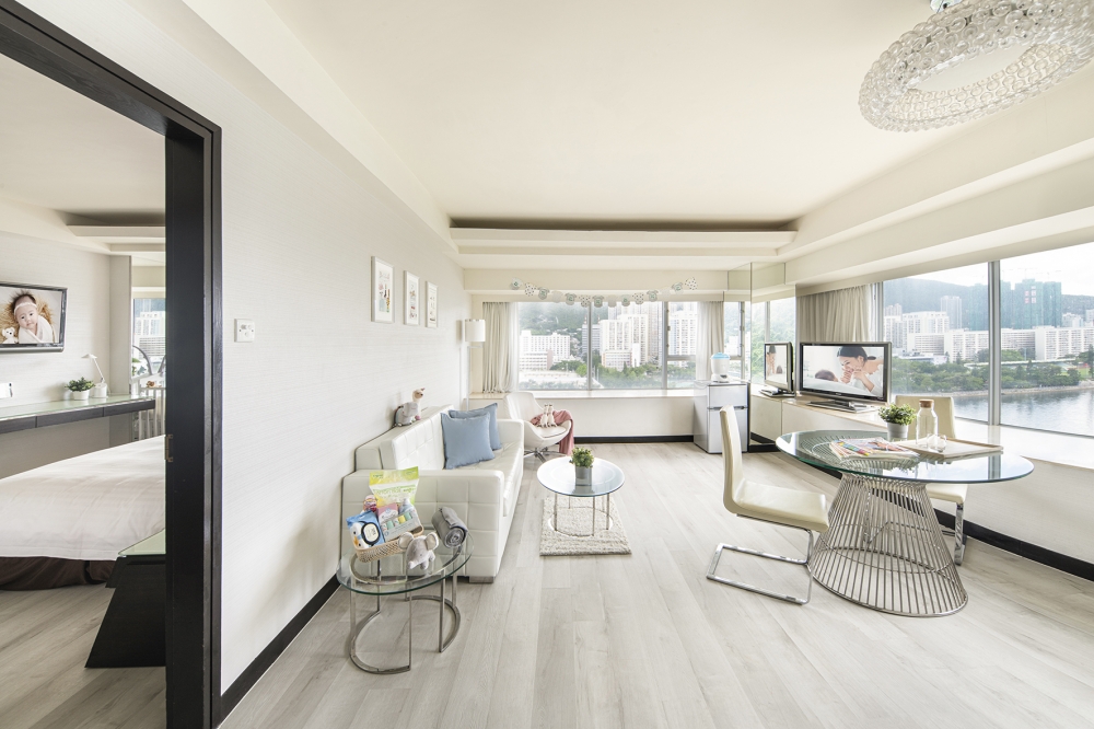 豪華套房備有飽覽城門河景的寢室及客廳,空間寬敞舒適,讓媽媽可安心休養。