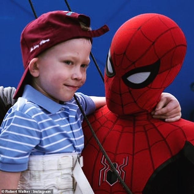 《蜘蛛俠:不戰無歸》電影拍攝期間,Tom Holland邀請了一位小影迷親臨片場參觀電影拍攝場景。