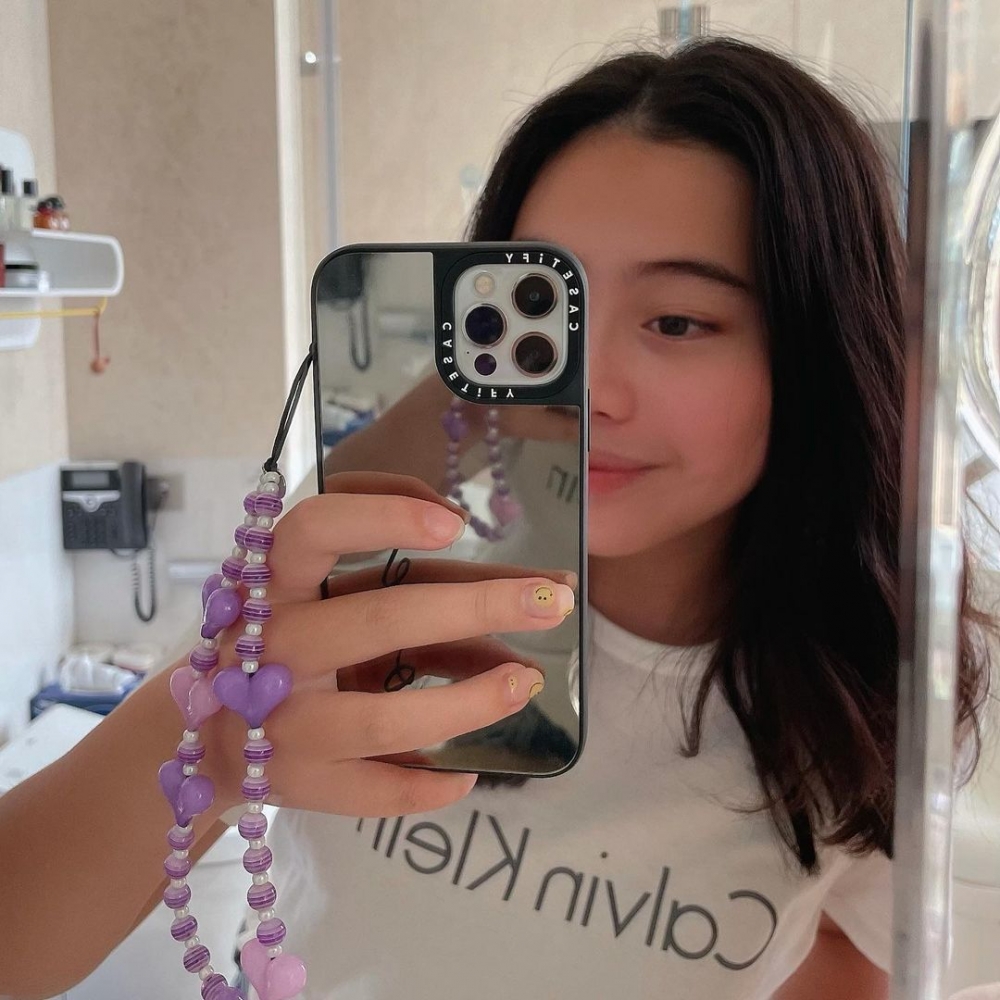 Josephine目前就讀於位於港島薄扶林鋼綫灣道的弘立書院。