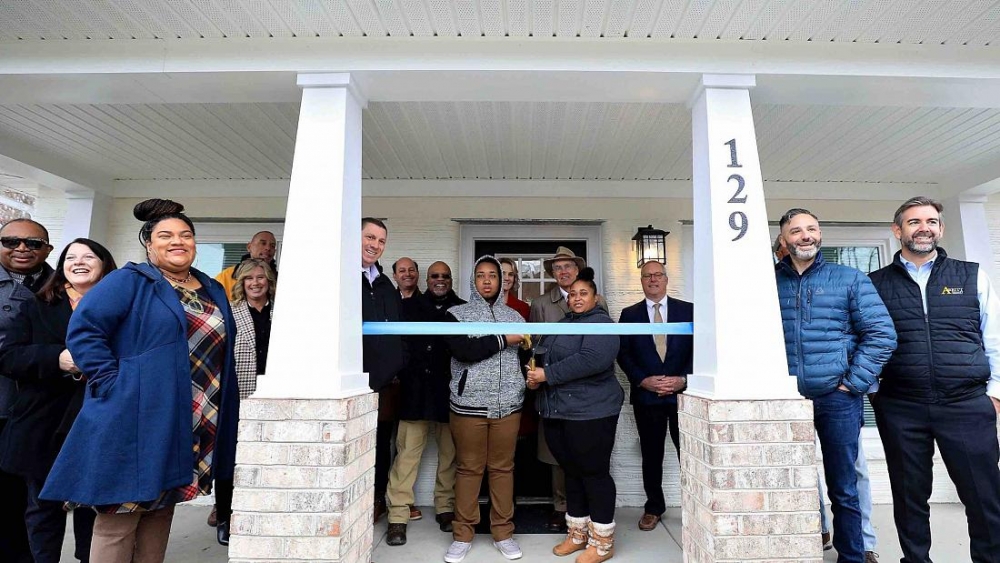 基層單親媽跟13歲兒子成功「上車」。