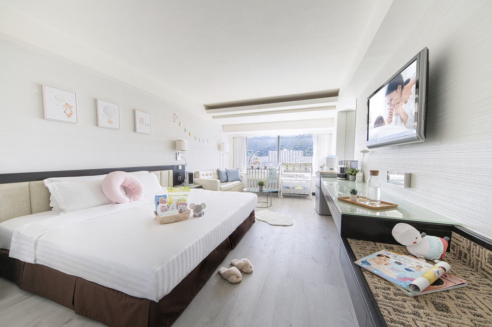 房間經過粉飾,以柔和色系為主調,營造開揚感覺,置身其中,心情也頓時放鬆。