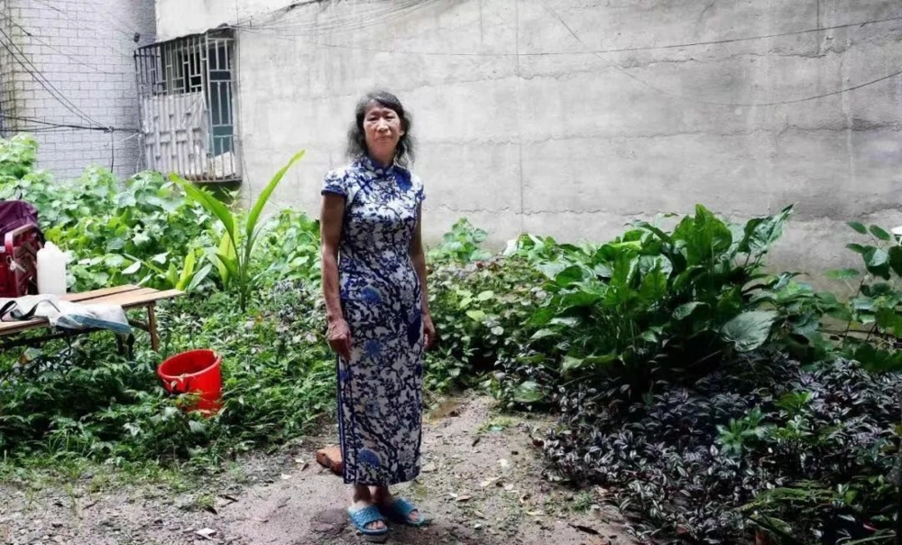 廣西桂林59歲男子朱孟勳身材高大，卻男扮女裝20多年。