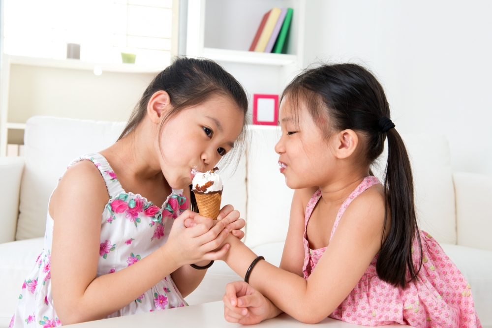 7至8歲，小朋友逐漸形成公平的意識，分享的慾望則會回升。