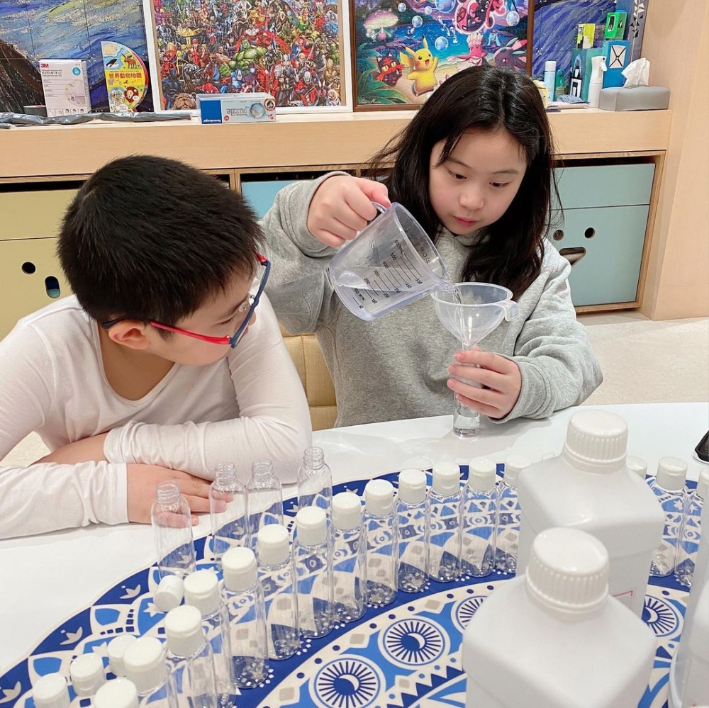 甘比市場讓子女參與公益慈善活動。