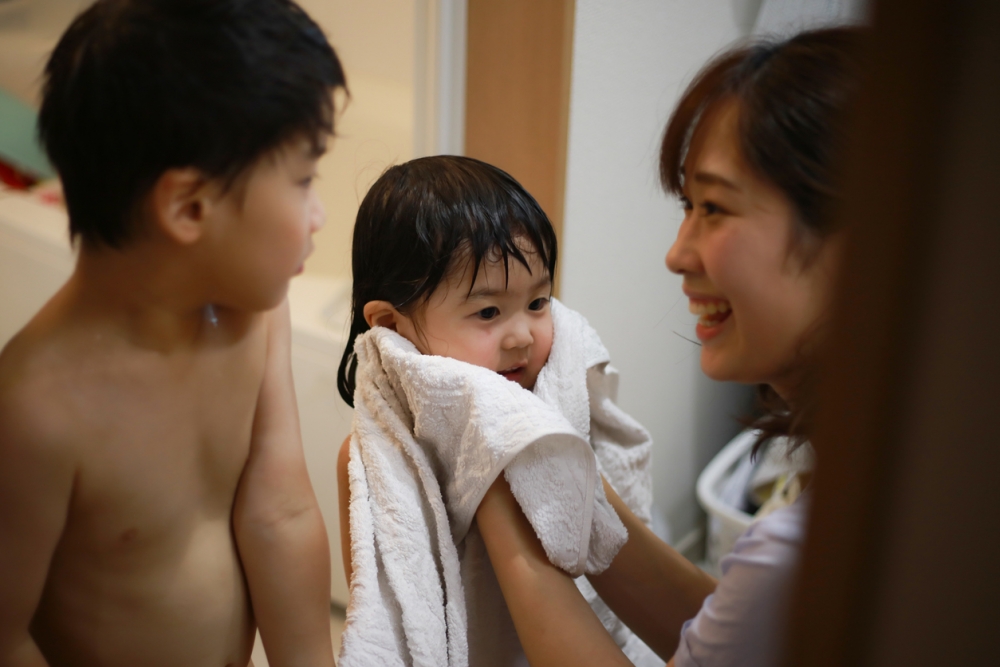 女兒洗澡時問台媽:「我們為甚麼?」