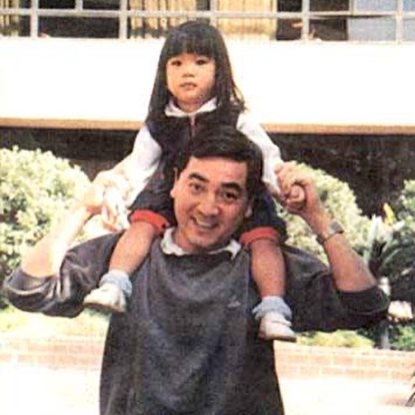 姜麗文晒出小時候和父親的合照。