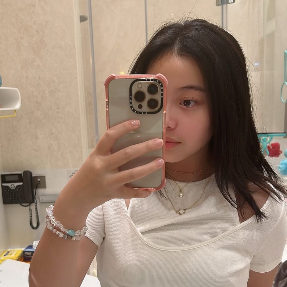 已經13歲的Josephine漸漸流露少女味。