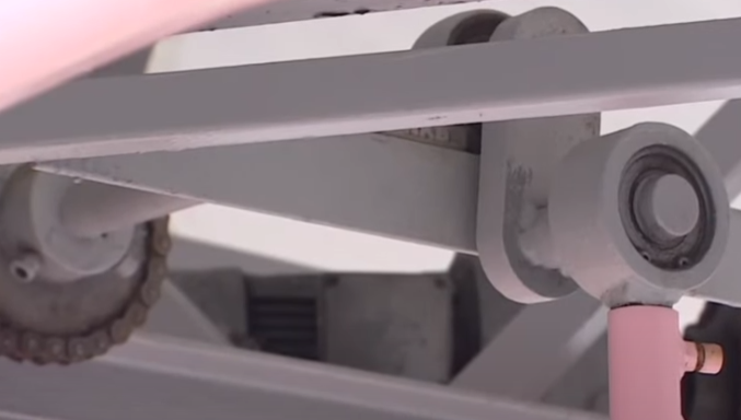 旋轉木馬的齒輪外露，在運作時容易傷及遊客。