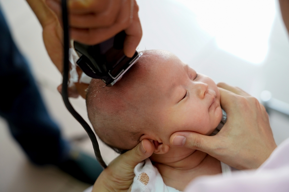 不知各位媽媽在寶寶出生後，有沒有為他們剃胎毛？