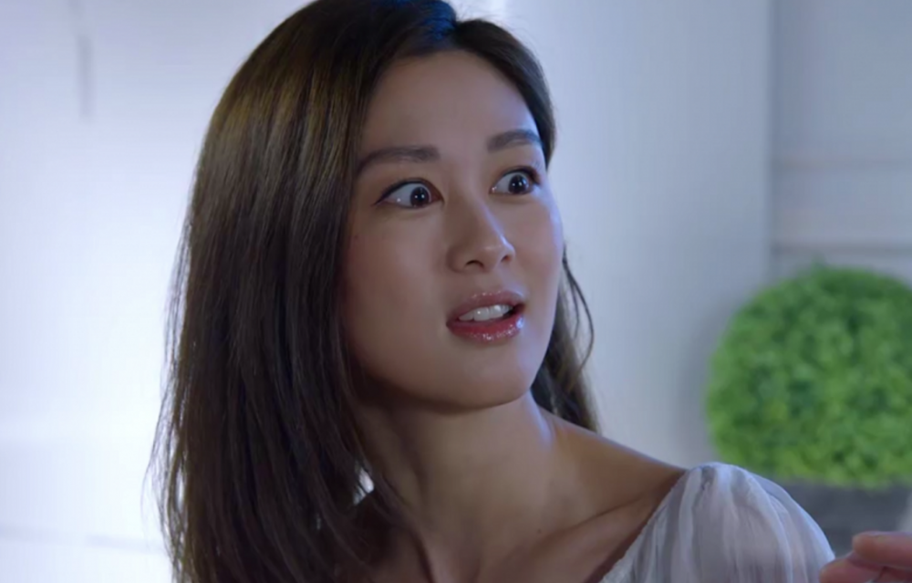 妻子認為奶奶的行為欠缺尊重,並怒斥奶奶是否覺得一家人就不配存有隱私。