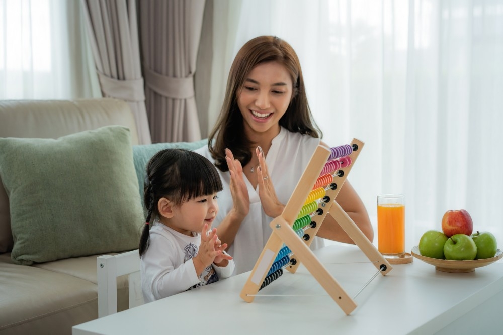 台灣兒童專注力發展專家張旭鎧，曾於節目《孕媽咪上課趣》向爸媽分享孩子的5感玩樂練習。
