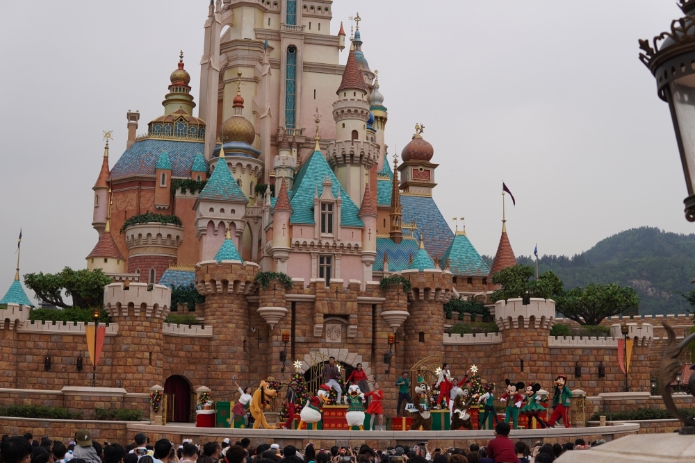 有位港媽早前一個人帶着4歲大的女兒到迪士尼樂園玩，排隊買午飯時留下女兒獨自等候逾40分鐘。