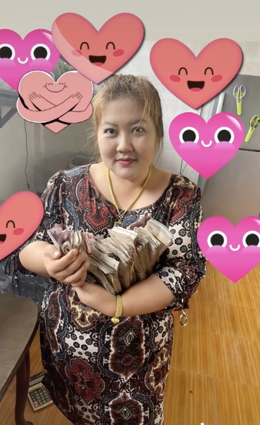 婦人開心和鈔票合照。