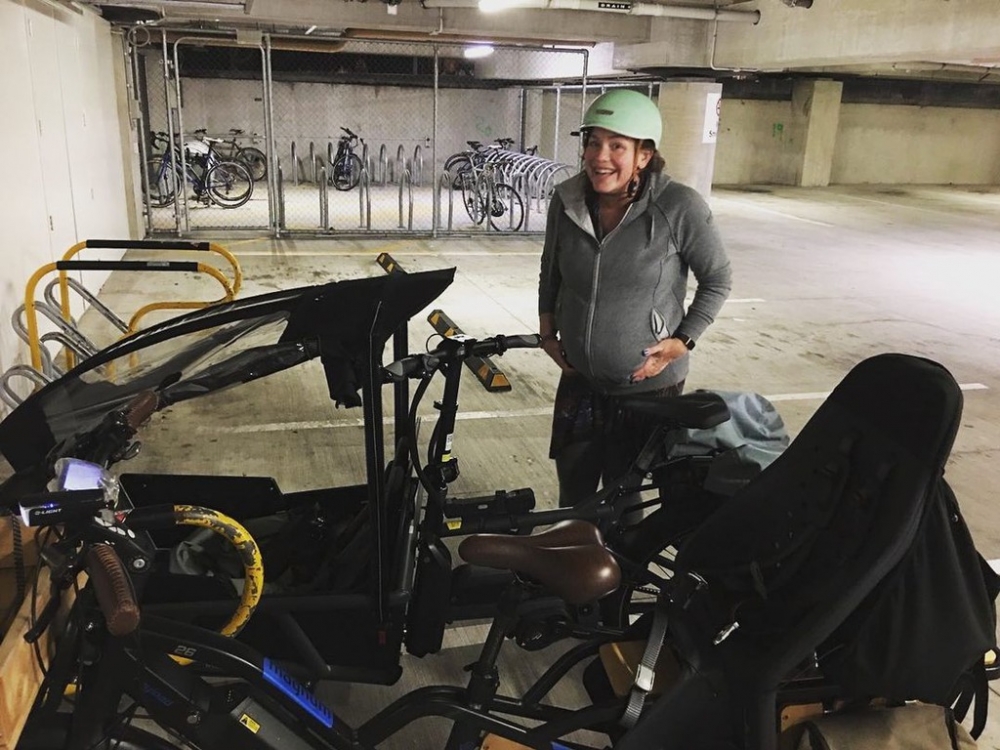 紐西蘭一位孕媽作動後,自行踩單車入院。