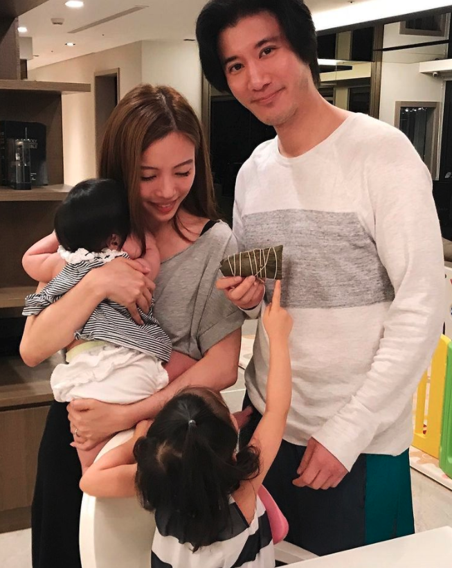 要求王力宏回應召妓約砲行為。