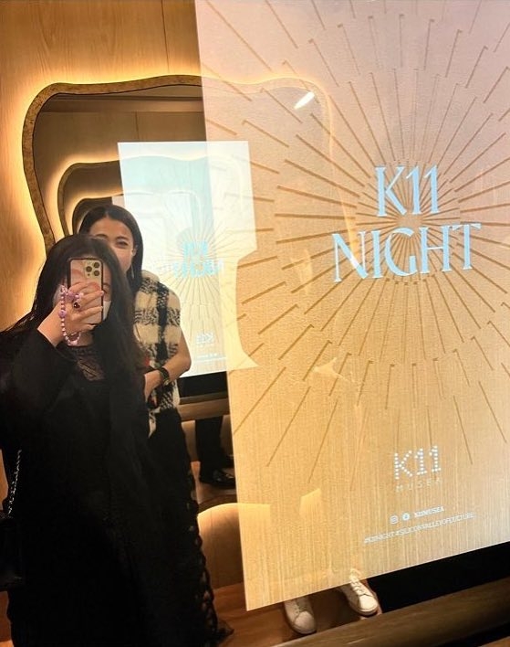 隨後Josephine也貼出和媽媽的合照。