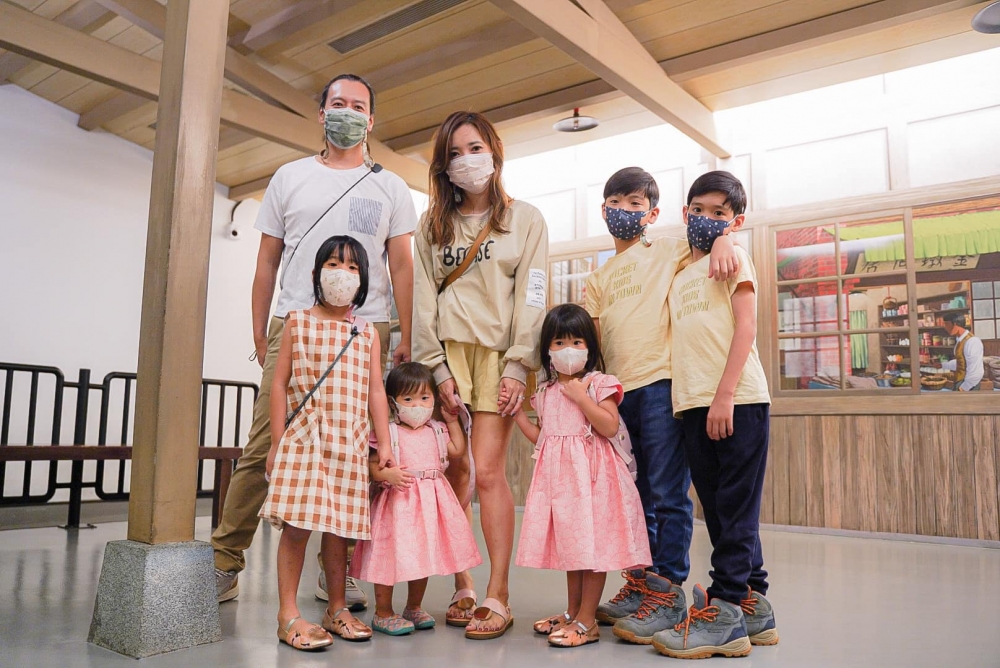 一家7口和肚子裡的BB合照。