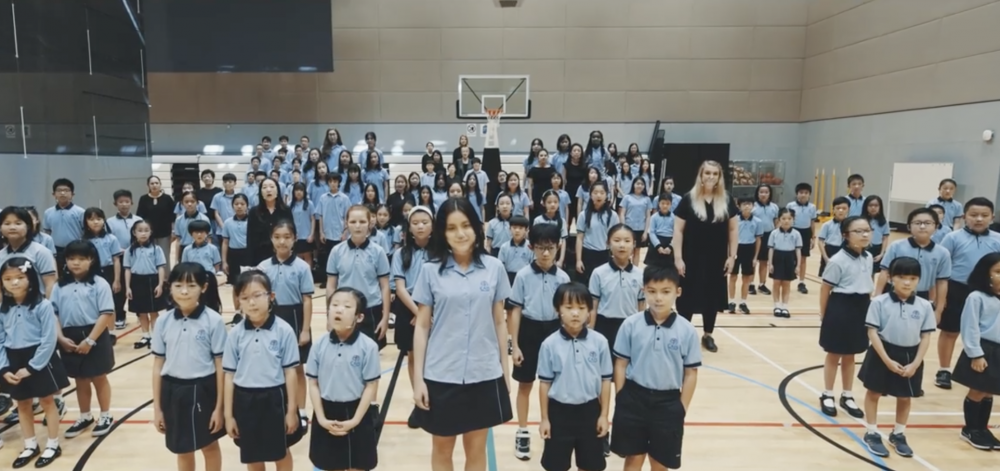 Chantel領著合唱團唱聖誕詩歌，在小學弟妹堆中略顯可愛。